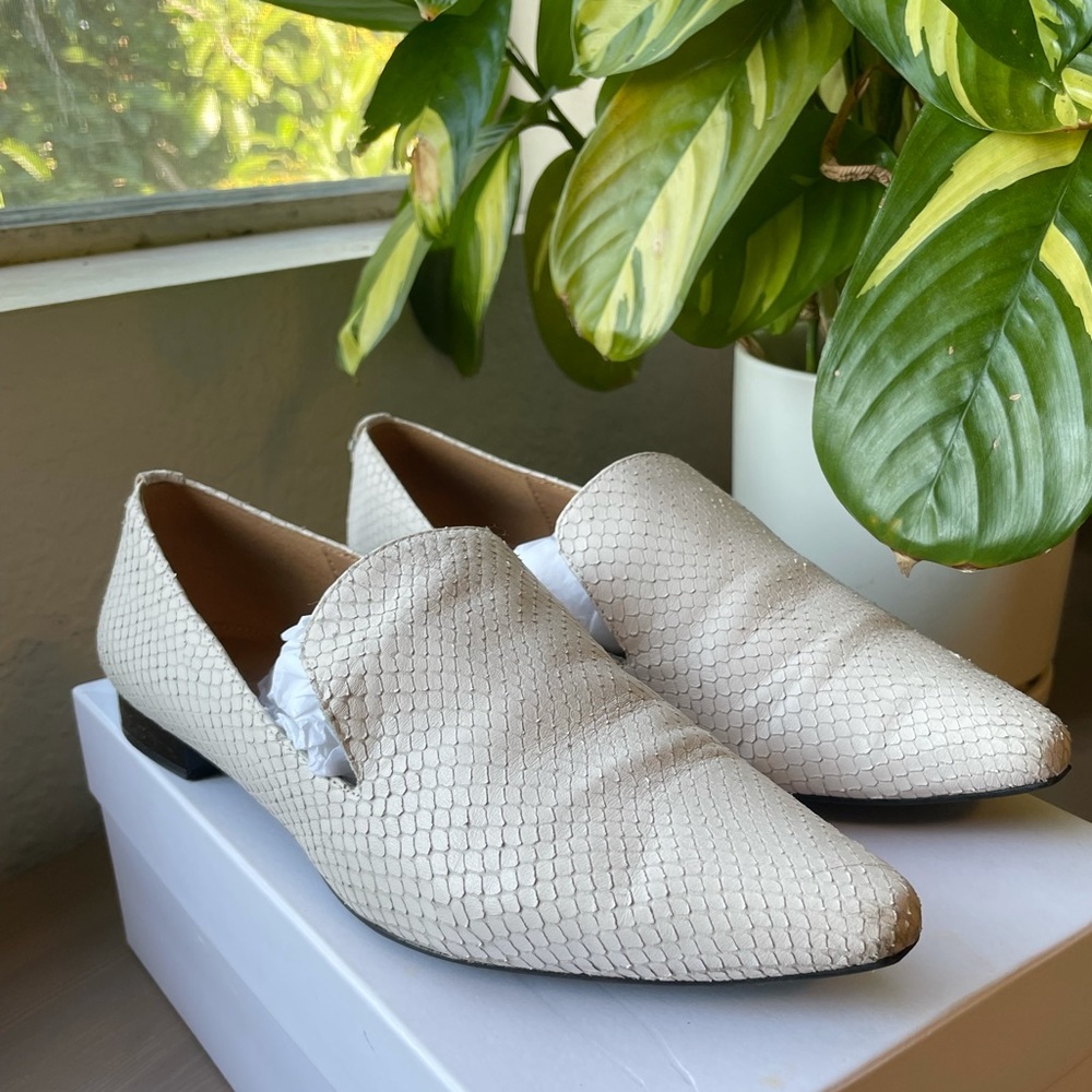CALVIN KLEIN
ELIN LOAFER

Color: White
Size: 8.0
